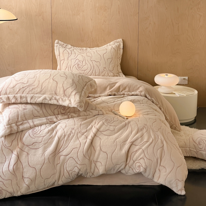 91家纺网 家纺一手货源 找家纺 宜代光年 2025新款兔绒色烂雕花保暖四件套 飘带-杏