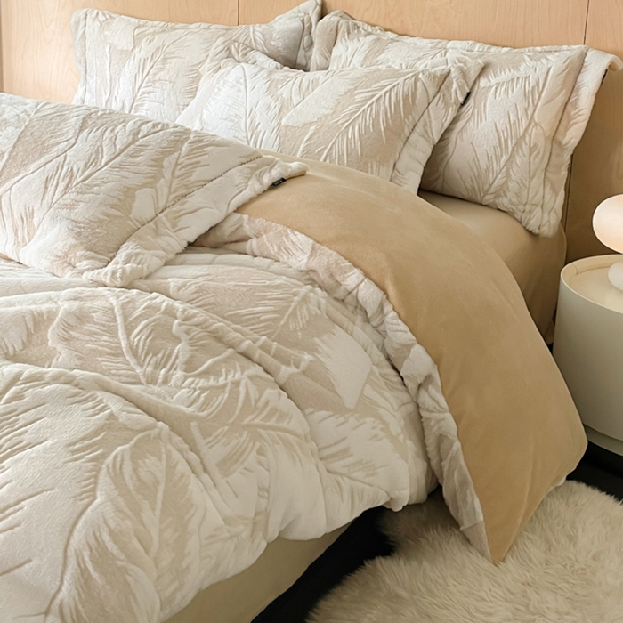 91家纺网 家纺一手货源 找家纺 宜代光年 2025新款兔绒色烂雕花保暖四件套 维密-卡其