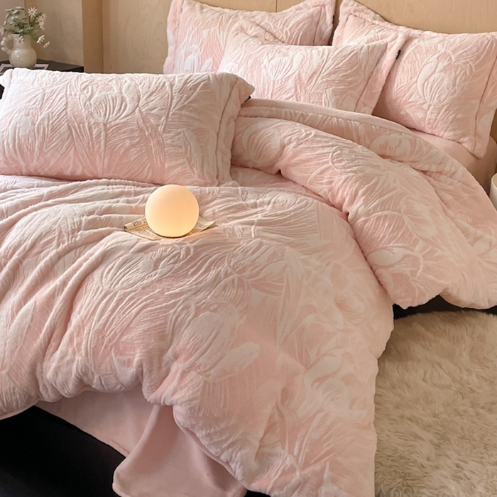 91家纺网 家纺一手货源 找家纺 宜代光年 2025新款兔绒色烂雕花保暖四件套 倾国倾城-粉