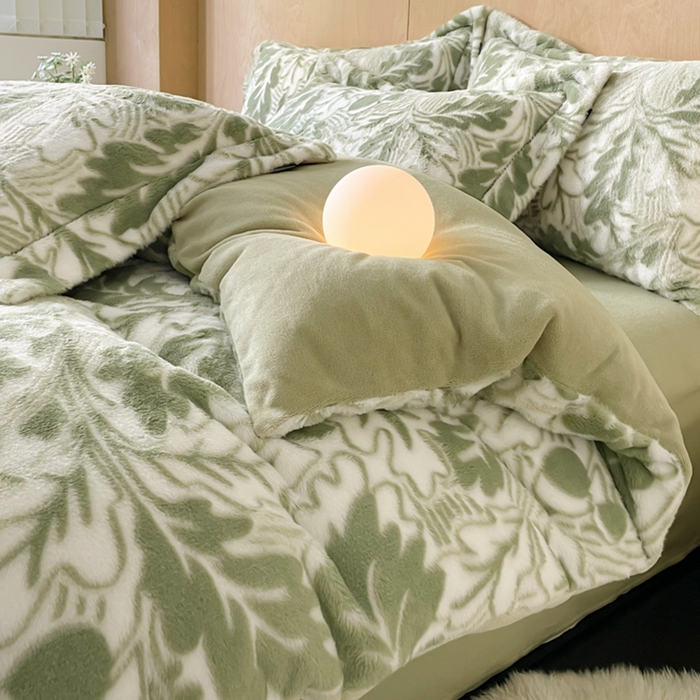 91家纺网 家纺一手货源 找家纺 宜代光年 2025新款兔绒色烂雕花保暖四件套 罗曼蒂-绿