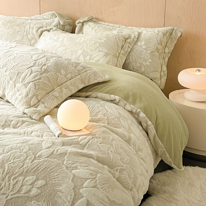 91家纺网 家纺一手货源 找家纺 宜代光年 2025新款兔绒色烂雕花保暖四件套 芳华-绿