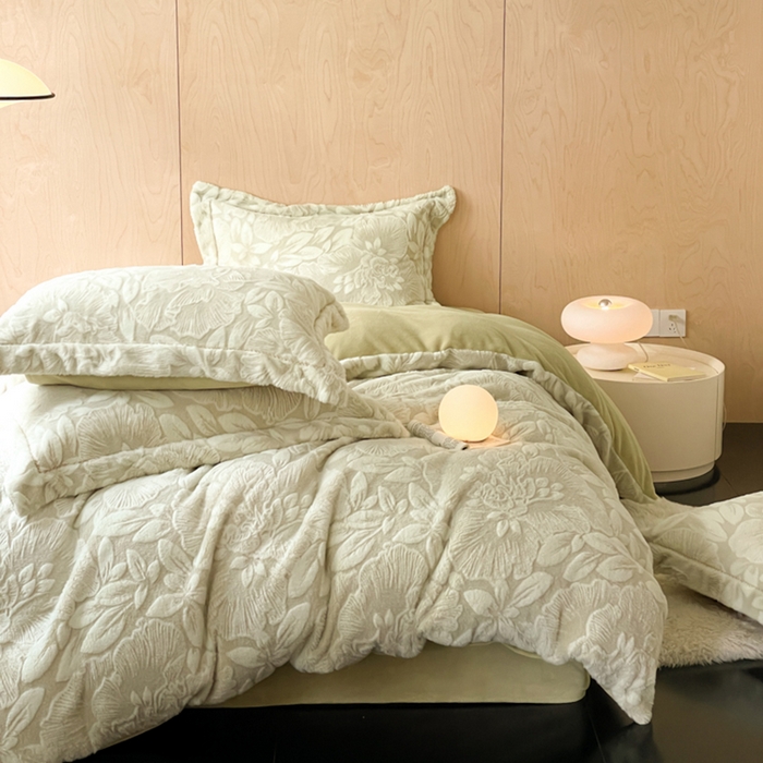 91家纺网 家纺一手货源 找家纺 宜代光年 2025新款兔绒色烂雕花保暖四件套 芳华-绿