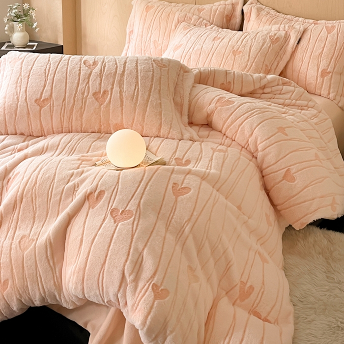 91家纺网 家纺一手货源 找家纺 宜代光年 2025新款兔绒色烂雕花保暖四件套 爱心涌动-粉