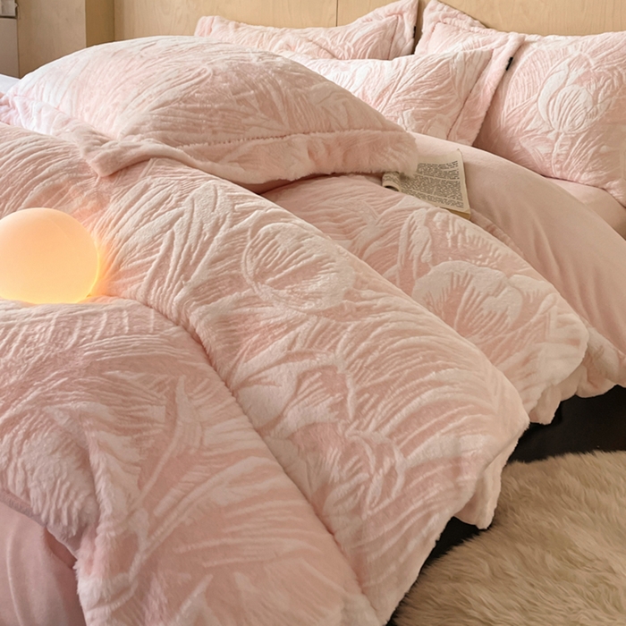 91家纺网 家纺一手货源 找家纺 宜代光年 2025新款兔绒色烂雕花保暖四件套 倾国倾城-粉