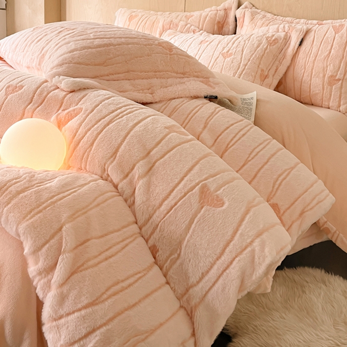 91家纺网 家纺一手货源 找家纺 宜代光年 2025新款兔绒色烂雕花保暖四件套 爱心涌动-粉