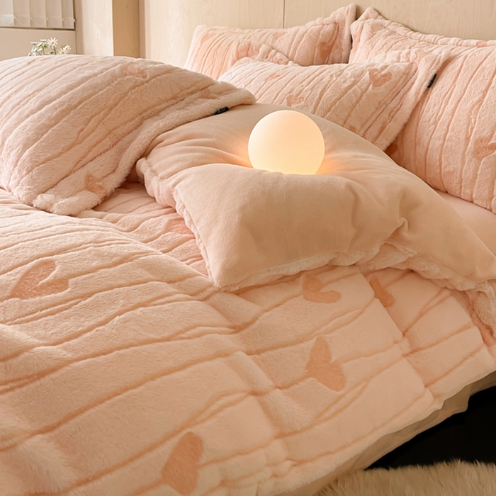 91家纺网 家纺一手货源 找家纺 宜代光年 2025新款兔绒色烂雕花保暖四件套 爱心涌动-粉