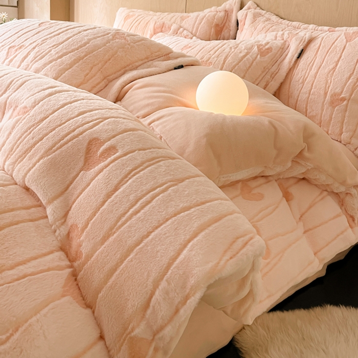 91家纺网 家纺一手货源 找家纺 宜代光年 2025新款兔绒色烂雕花保暖四件套 爱心涌动-粉