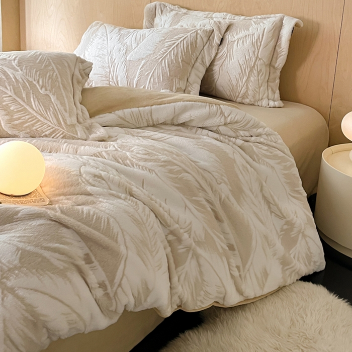 91家纺网 家纺一手货源 找家纺 宜代光年 2025新款兔绒色烂雕花保暖四件套 维密-卡其