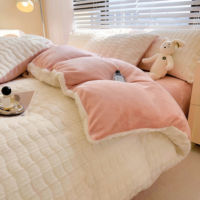 91家纺网 家纺一手货源 找家纺 宜代光年 2025新款兔毛绒菱格纯色简约四件套 兔绒-菱形粉