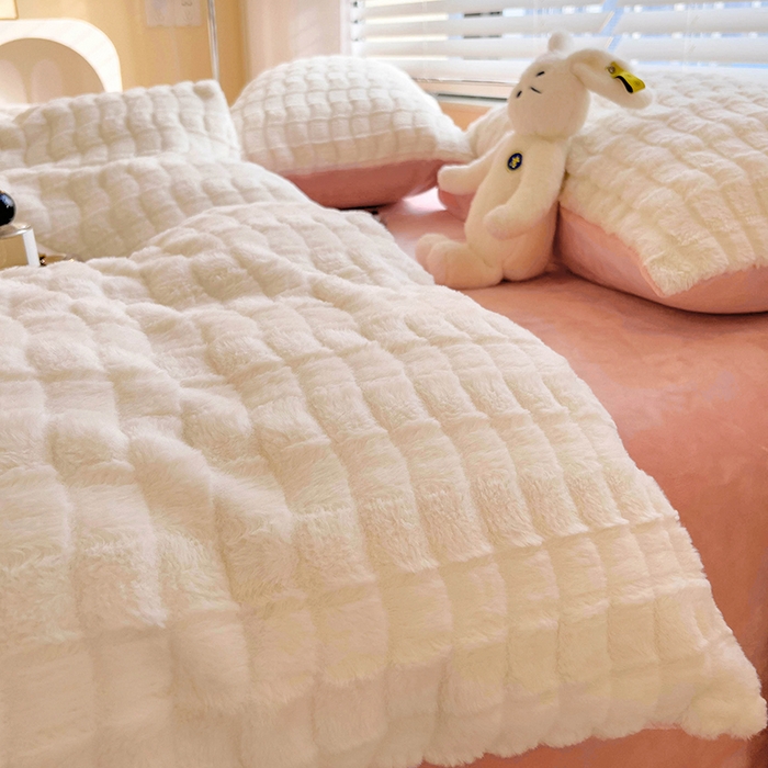 91家纺网 家纺一手货源 找家纺 宜代光年 2025新款兔毛绒菱格纯色简约四件套 兔绒-菱形粉