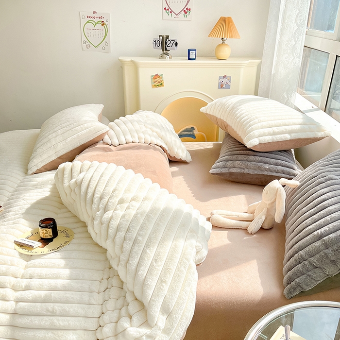 91家纺网 家纺一手货源 找家纺 宜代光年 2025新款兔毛绒菱格纯色简约四件套 兔绒-米白条纹