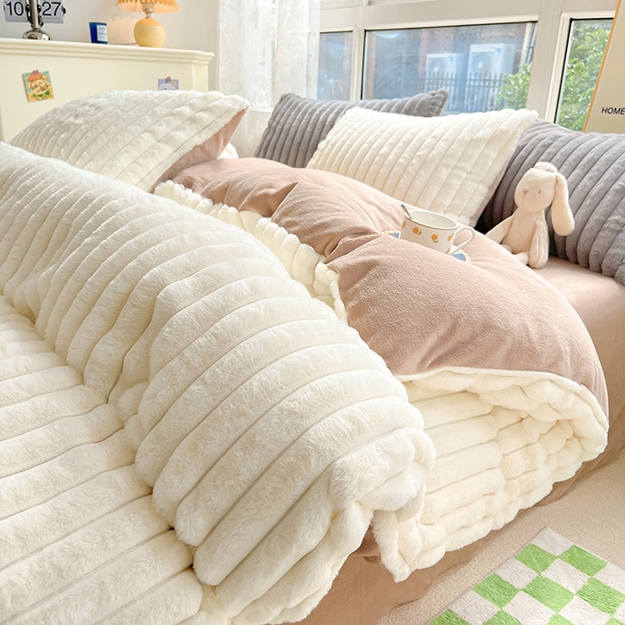 91家纺网 家纺一手货源 找家纺 宜代光年 2025新款兔毛绒菱格纯色简约四件套 兔绒-米白条纹