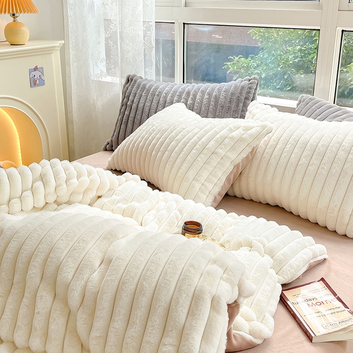 91家纺网 家纺一手货源 找家纺 宜代光年 2025新款兔毛绒菱格纯色简约四件套 兔绒-米白条纹