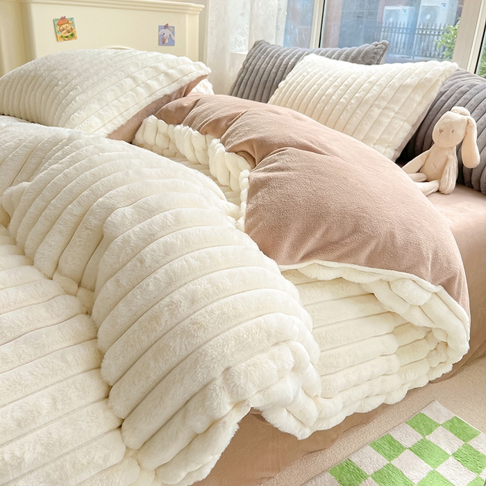 91家纺网 家纺一手货源 找家纺 宜代光年 2025新款兔毛绒菱格纯色简约四件套 兔绒-米白条纹