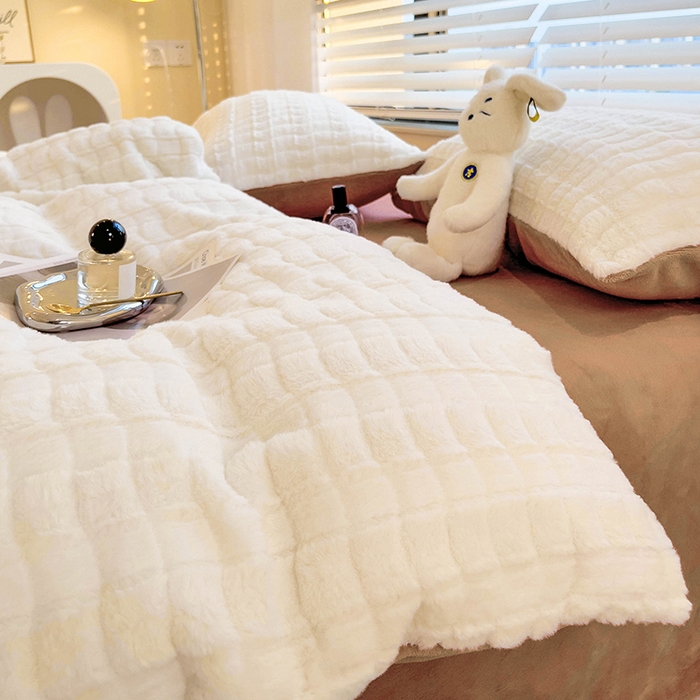 91家纺网 家纺一手货源 找家纺 宜代光年 2025新款兔毛绒菱格纯色简约四件套 兔绒-菱形咖