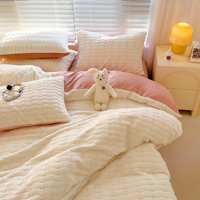 91家纺网 家纺一手货源 找家纺 宜代光年 2025新款兔毛绒菱格纯色简约四件套 兔绒-菱形粉