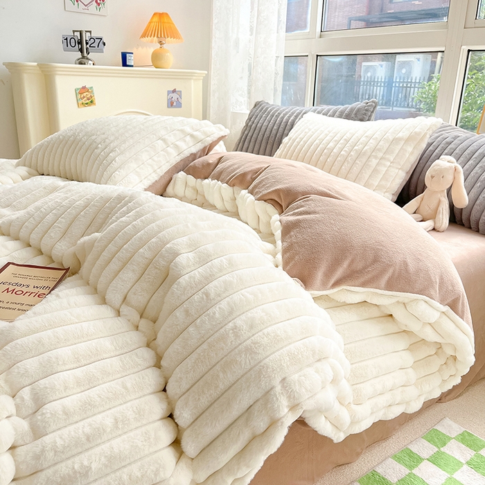 91家纺网 家纺一手货源 找家纺 宜代光年 2025新款兔毛绒菱格纯色简约四件套 兔绒-米白条纹