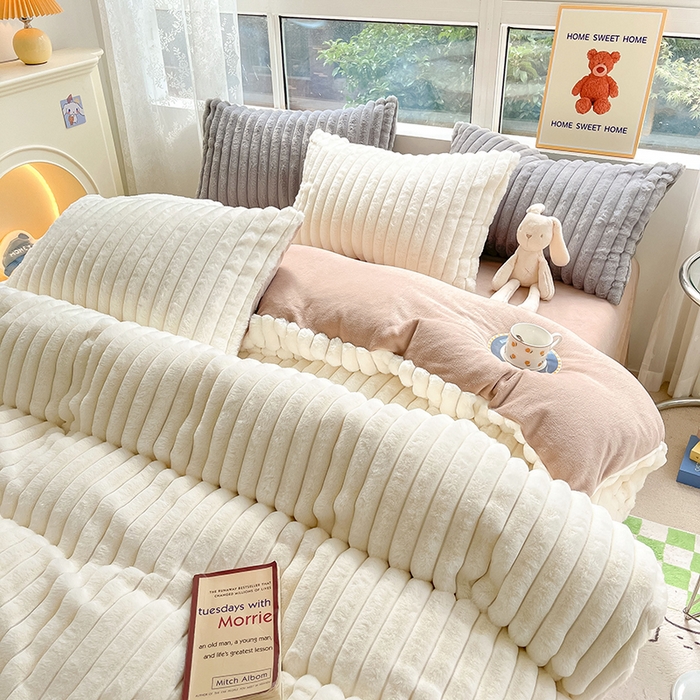 91家纺网 家纺一手货源 找家纺 宜代光年 2025新款兔毛绒菱格纯色简约四件套 兔绒-米白条纹