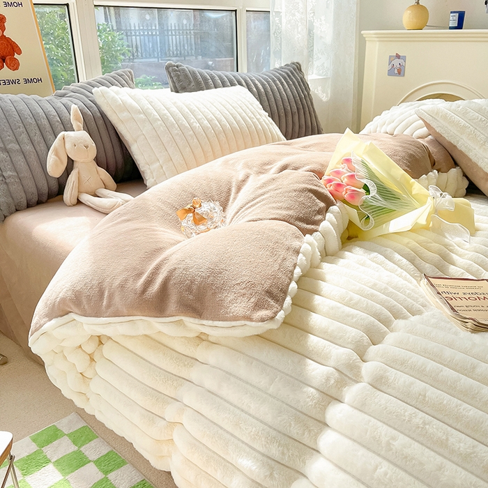 91家纺网 家纺一手货源 找家纺 宜代光年 2025新款兔毛绒菱格纯色简约四件套 兔绒-米白条纹