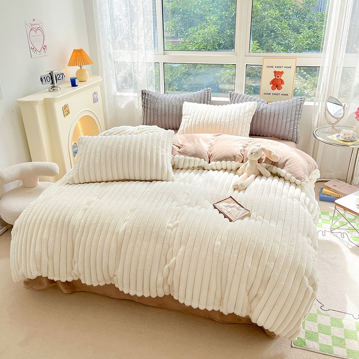 91家纺网 家纺一手货源 找家纺 宜代光年 2025新款兔毛绒菱格纯色简约四件套 兔绒-米白条纹