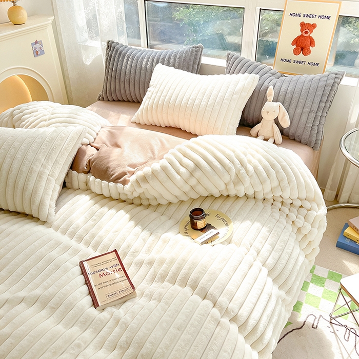 91家纺网 家纺一手货源 找家纺 宜代光年 2025新款兔毛绒菱格纯色简约四件套 兔绒-米白条纹