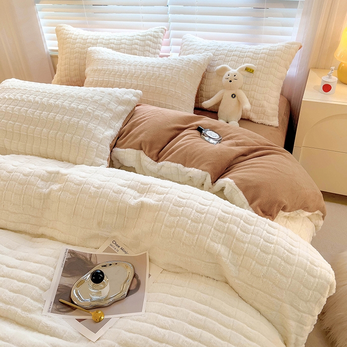 91家纺网 家纺一手货源 找家纺 宜代光年 2025新款兔毛绒菱格纯色简约四件套 兔绒-菱形咖