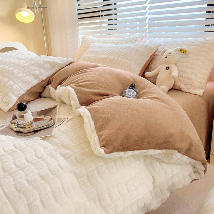 91家纺网 家纺一手货源 找家纺 宜代光年 2025新款兔毛绒菱格纯色简约四件套 兔绒-菱形咖