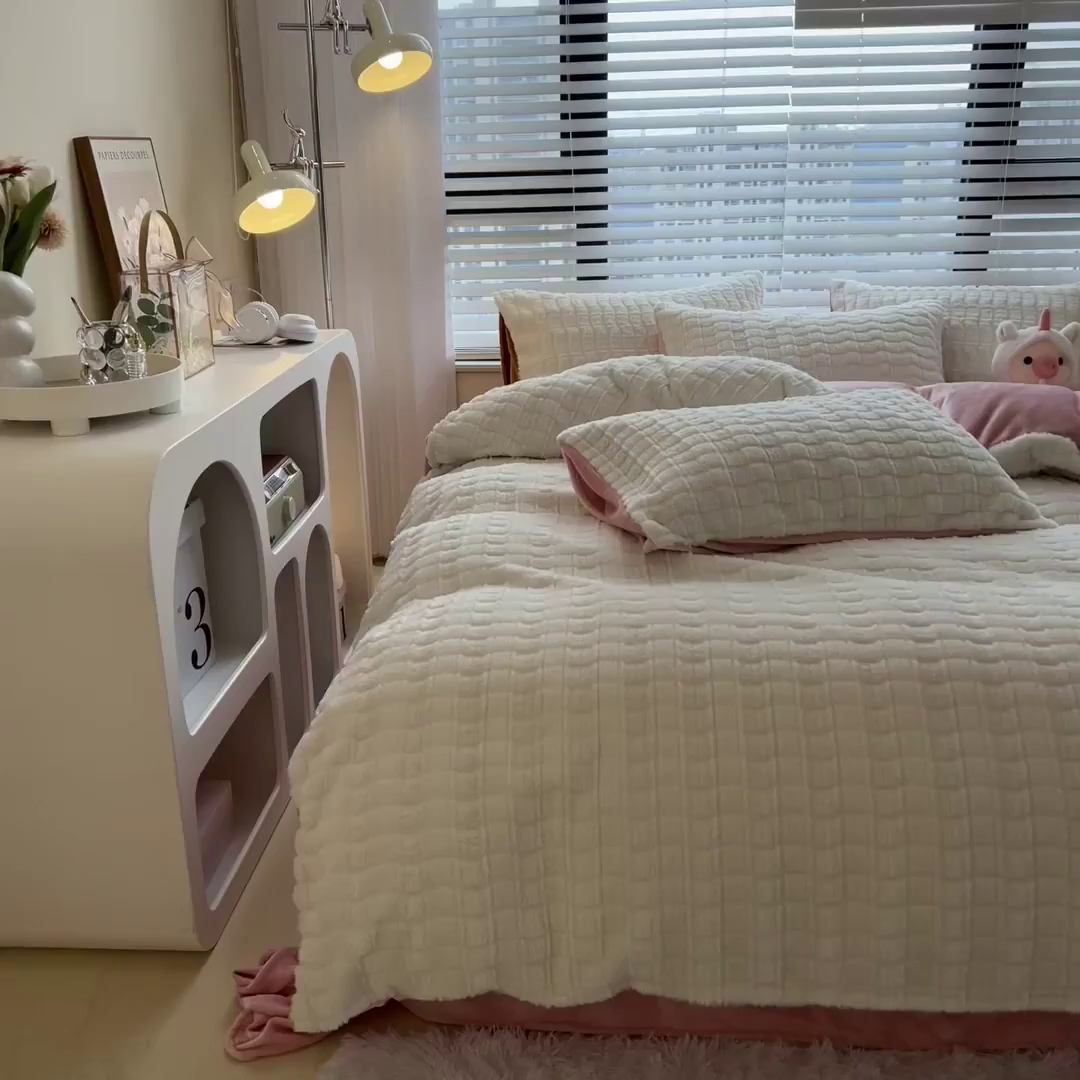 91家纺网 家纺一手货源 找家纺 宜代光年 2025新款兔毛绒菱格纯色简约四件套 兔绒-菱形粉