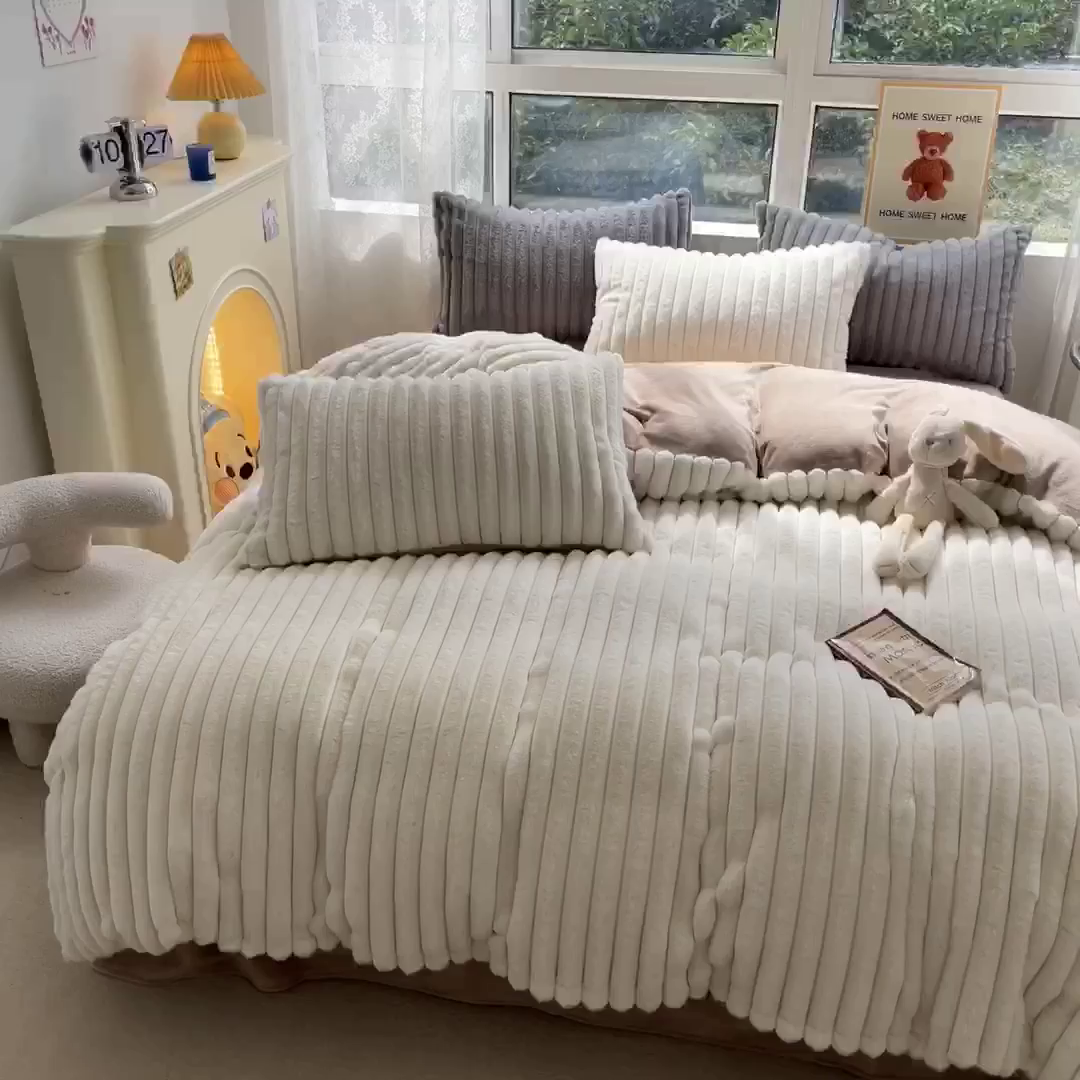 91家纺网 家纺一手货源 找家纺 宜代光年 2025新款兔毛绒菱格纯色简约四件套 兔绒-米白条纹