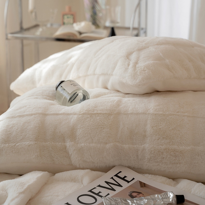 91家纺网 家纺一手货源 找家纺 宜代光年 2025新款柔软皮草级苏力长绒毯系列 卡洛斯-白