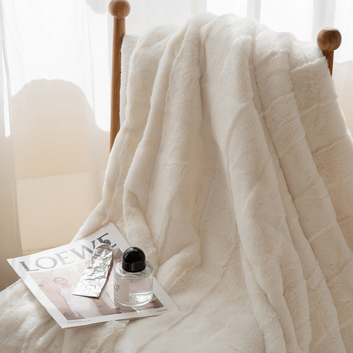 91家纺网 家纺一手货源 找家纺 宜代光年 2025新款柔软皮草级苏力长绒毯系列 卡洛斯-白