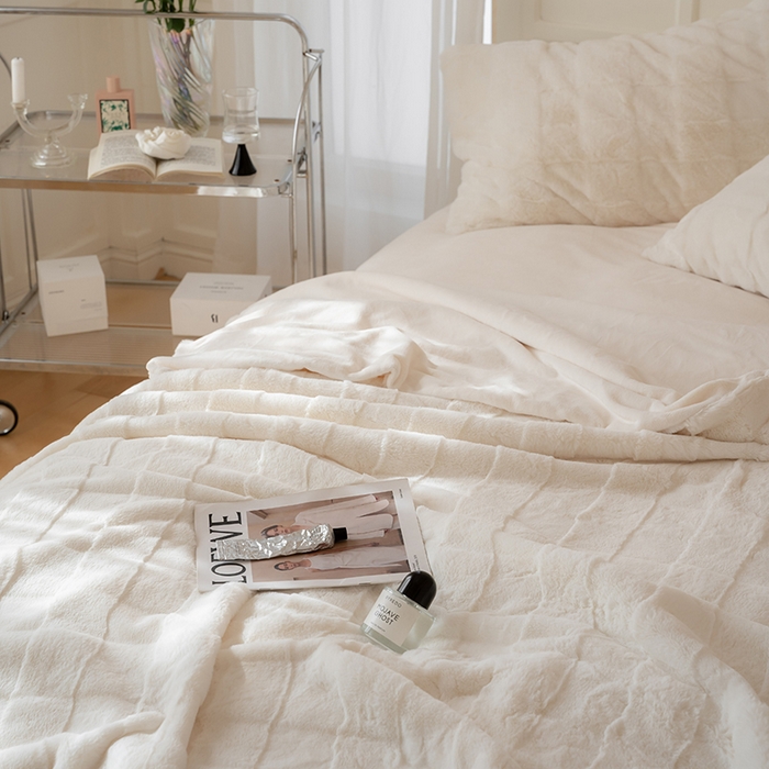 91家纺网 家纺一手货源 找家纺 宜代光年 2025新款柔软皮草级苏力长绒毯系列 卡洛斯-白