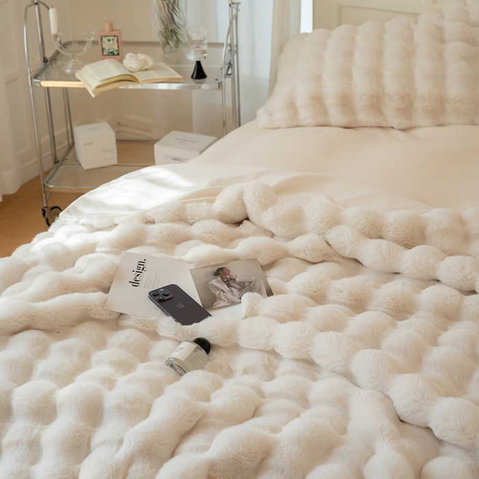 91家纺网 家纺一手货源 找家纺 宜代光年 2025新款柔软皮草级苏力长绒毯系列 科伦娜-白