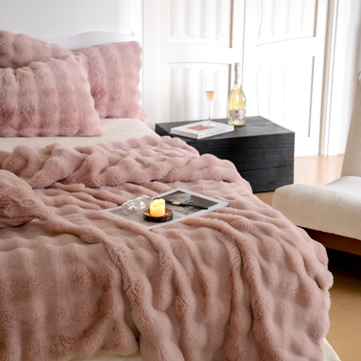 91家纺网 家纺一手货源 找家纺 宜代光年 2025新款柔软皮草级苏力长绒毯系列 科伦娜-雾粉