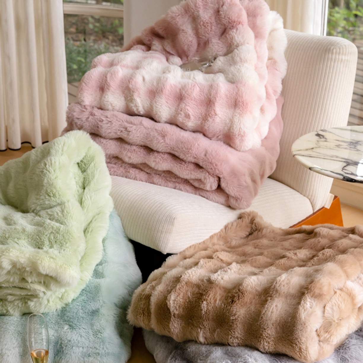 91家纺网 家纺一手货源 找家纺 宜代光年 2025新款柔软皮草级苏力长绒毯系列 组合图