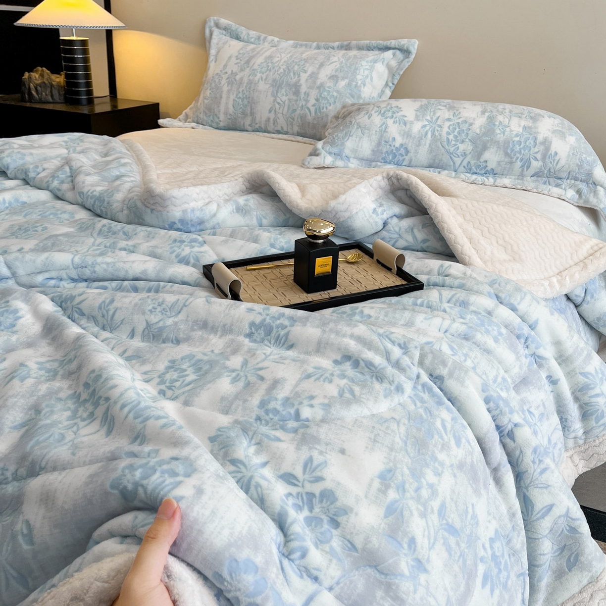 91家纺网 家纺一手货源 找家纺 （总）宜代光年 2025新款牛奶绒立体雕花夹棉多功能毯