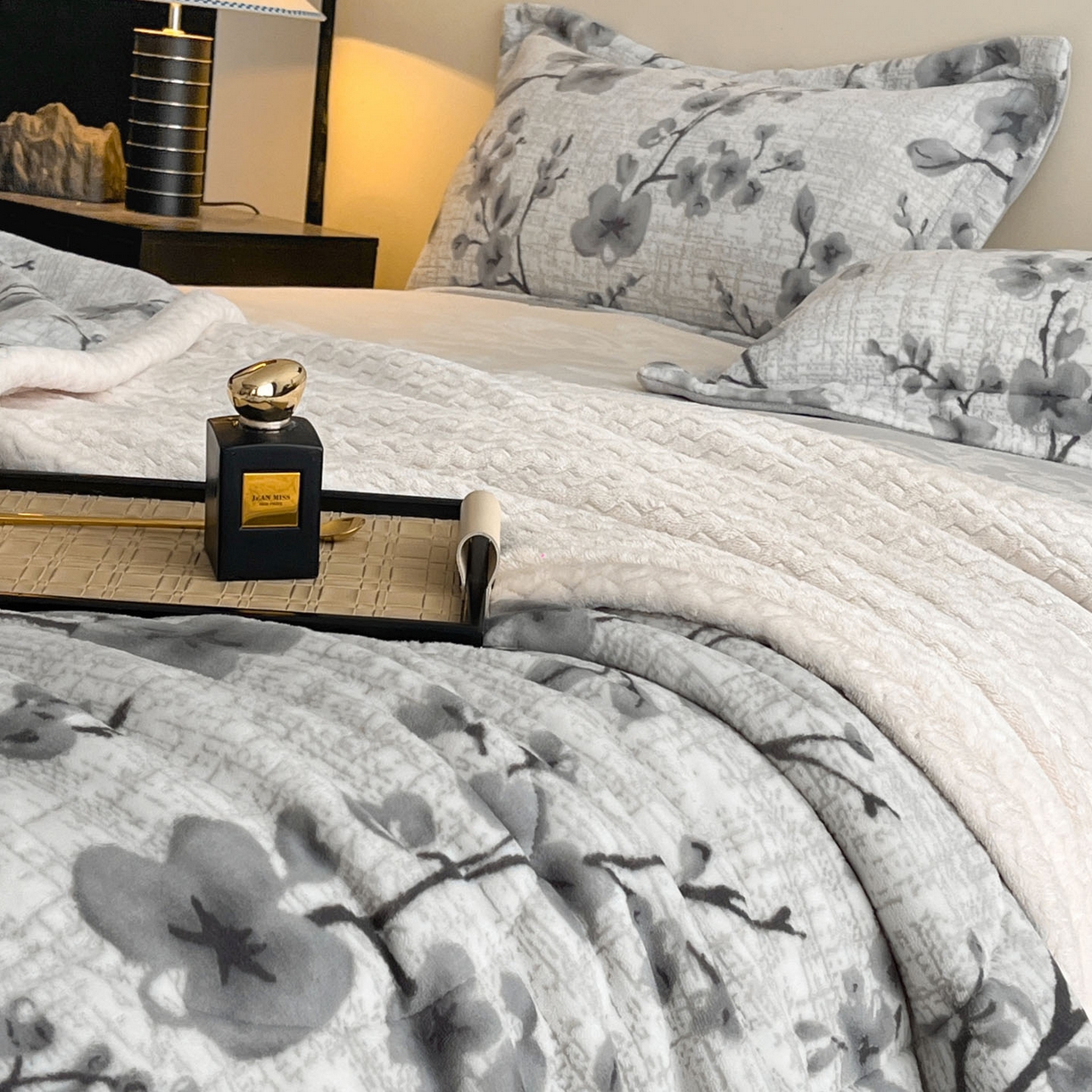 91家纺网 家纺一手货源 找家纺 宜代光年 2025新款牛奶绒立体雕花夹棉多功能毯 琳瑜陌语