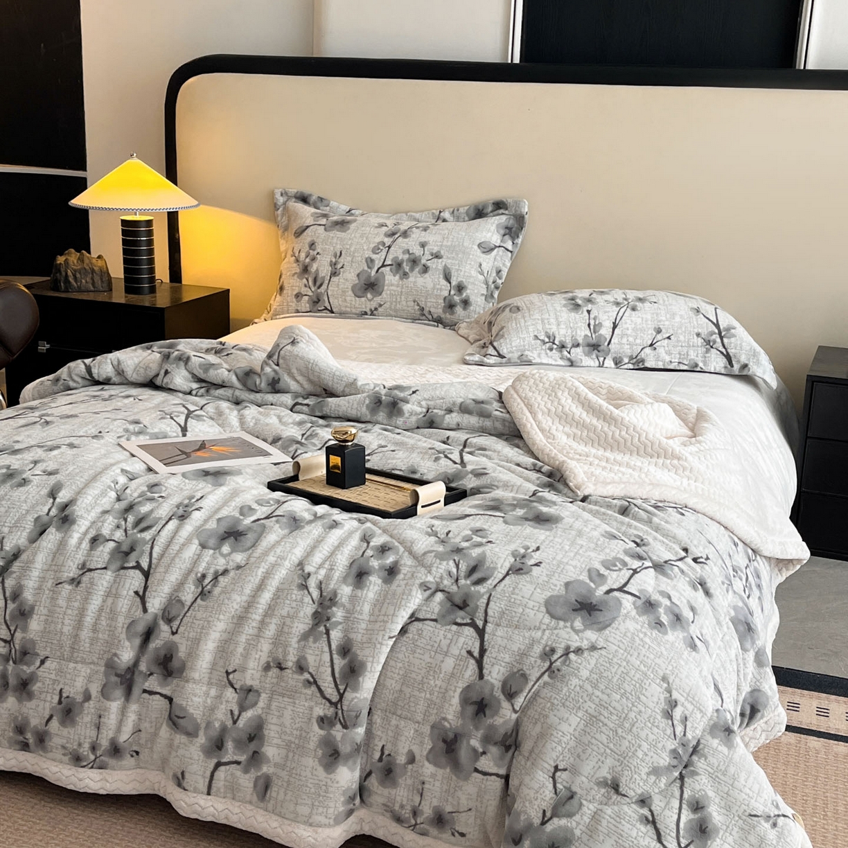 91家纺网 家纺一手货源 找家纺 宜代光年 2025新款牛奶绒立体雕花夹棉多功能毯 琳瑜陌语