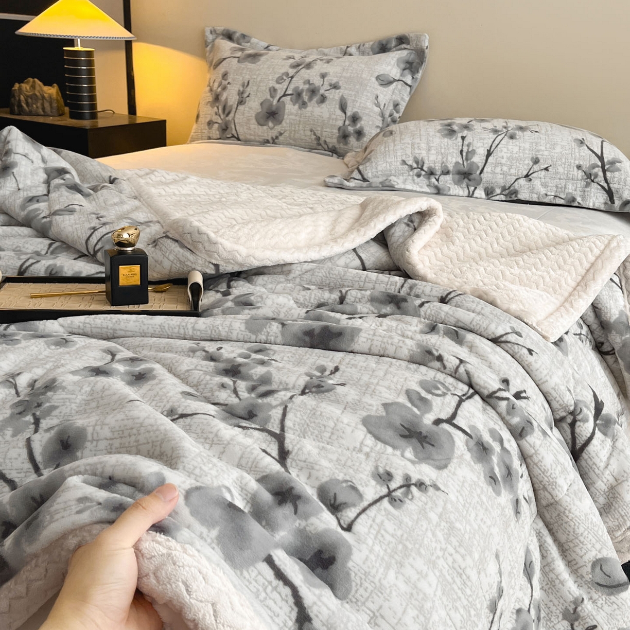 91家纺网 家纺一手货源 找家纺 宜代光年 2025新款牛奶绒立体雕花夹棉多功能毯 琳瑜陌语