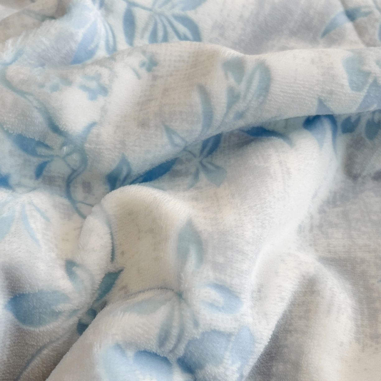 91家纺网 家纺一手货源 找家纺 宜代光年 2025新款牛奶绒立体雕花夹棉多功能毯 花枝菁语-蓝