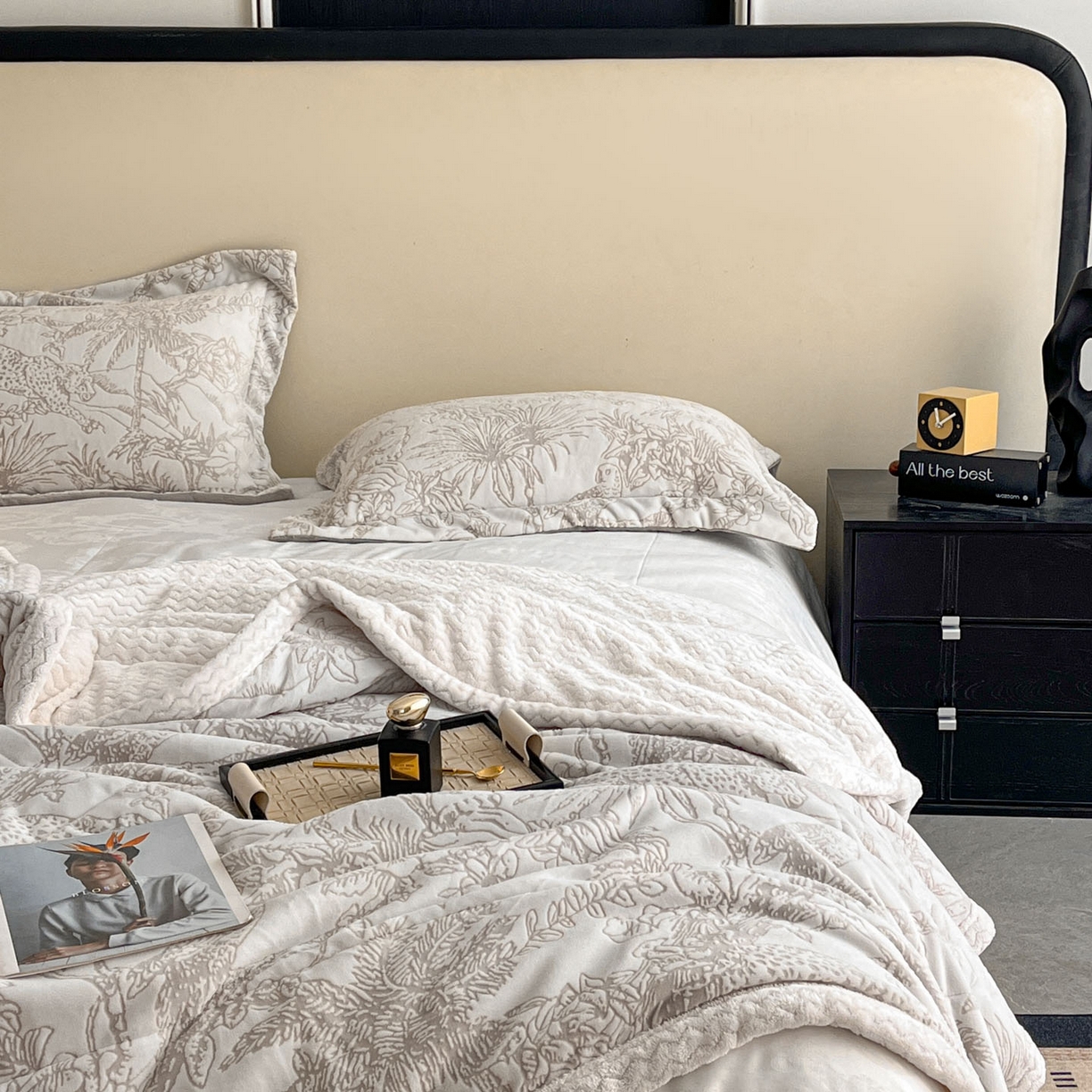 91家纺网 家纺一手货源 找家纺 宜代光年 2025新款牛奶绒立体雕花夹棉多功能毯 浅灰繁华