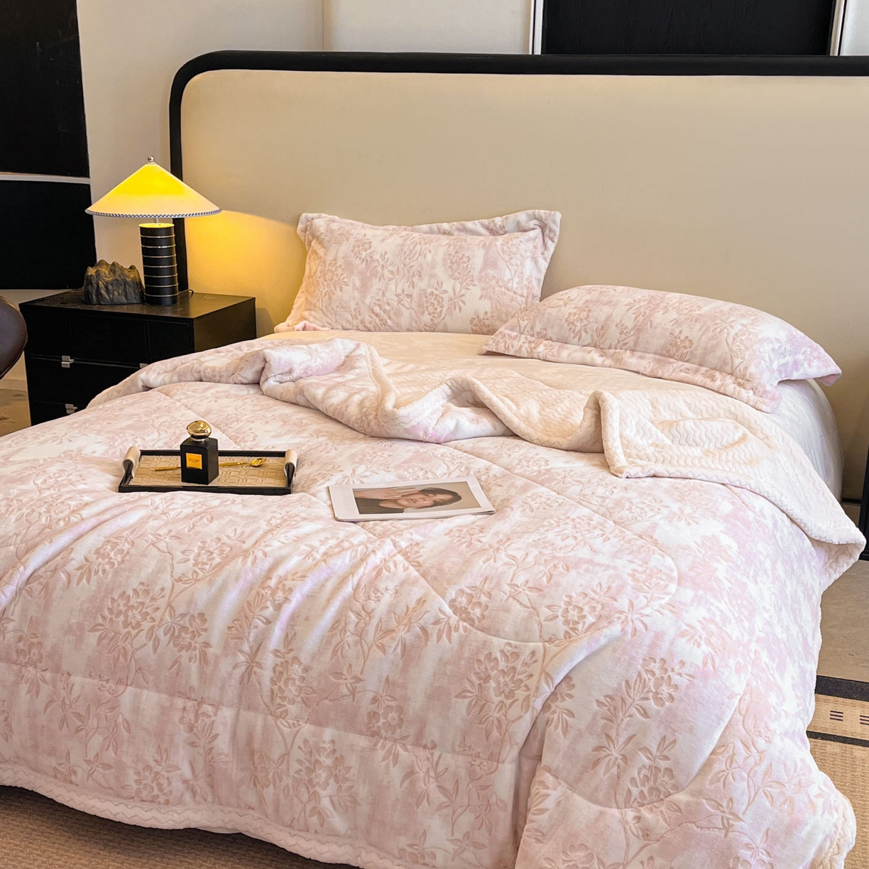 91家纺网 家纺一手货源 找家纺 宜代光年 2025新款牛奶绒立体雕花夹棉多功能毯 花枝菁语-粉