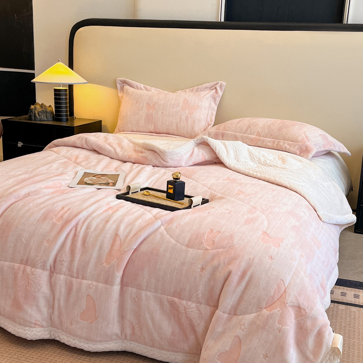 91家纺网 家纺一手货源 找家纺 宜代光年 2025新款牛奶绒立体雕花夹棉多功能毯 雾绡蝶梦