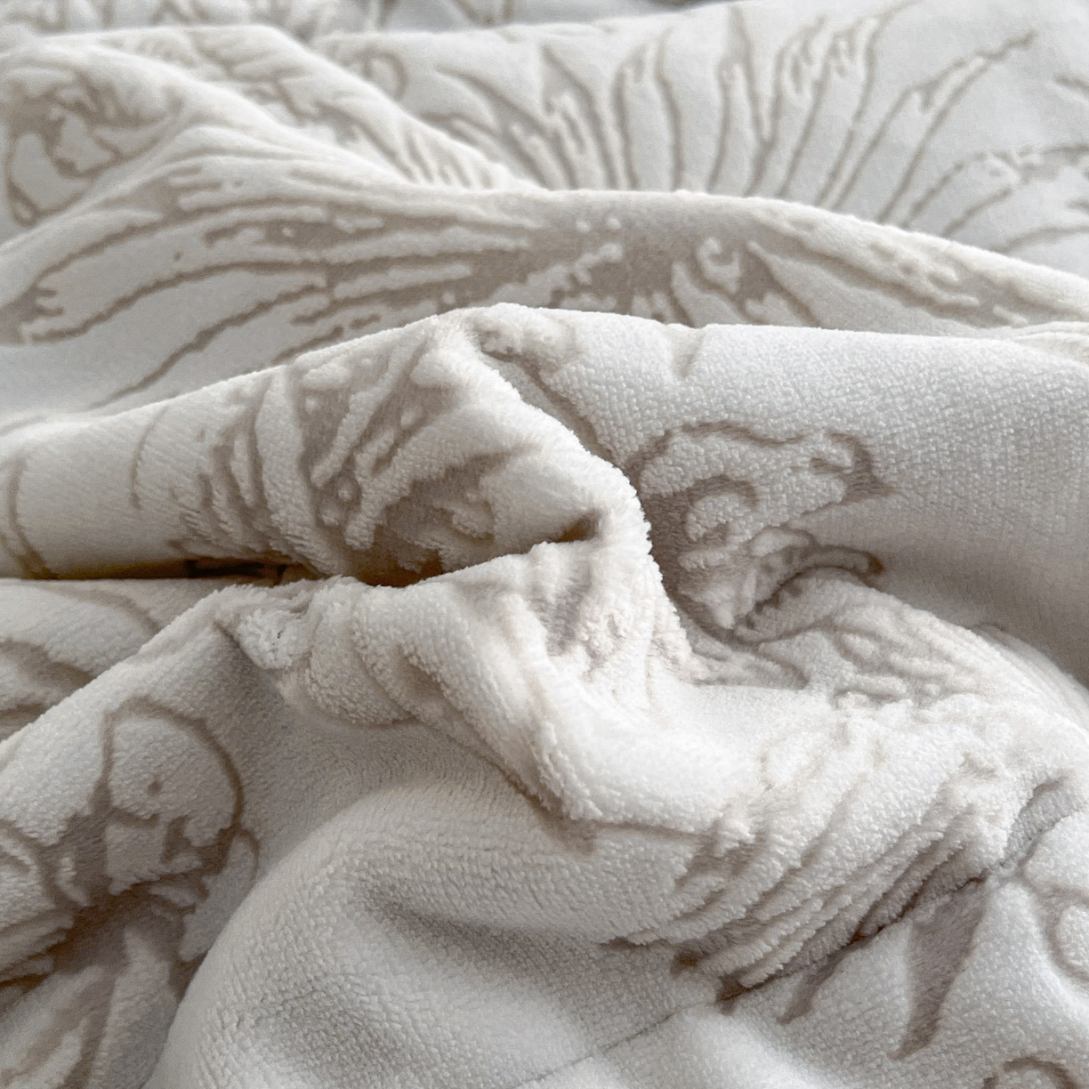 91家纺网 家纺一手货源 找家纺 宜代光年 2025新款牛奶绒立体雕花夹棉多功能毯 浅灰繁华