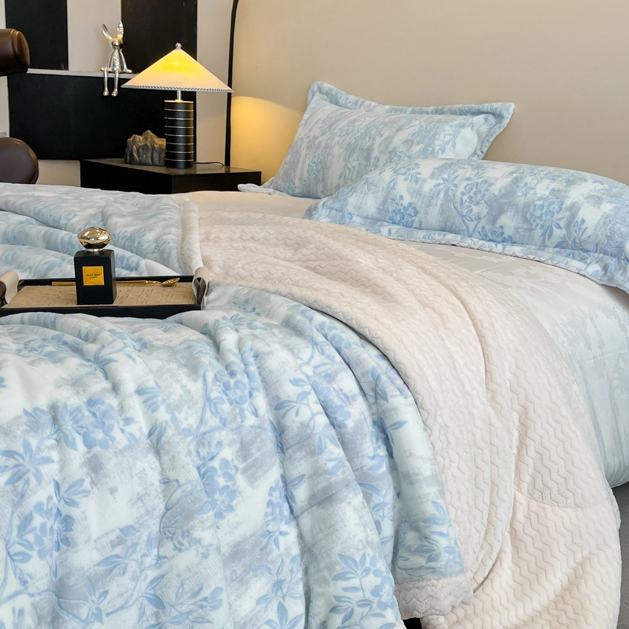 91家纺网 家纺一手货源 找家纺 宜代光年 2025新款牛奶绒立体雕花夹棉多功能毯 花枝菁语-蓝