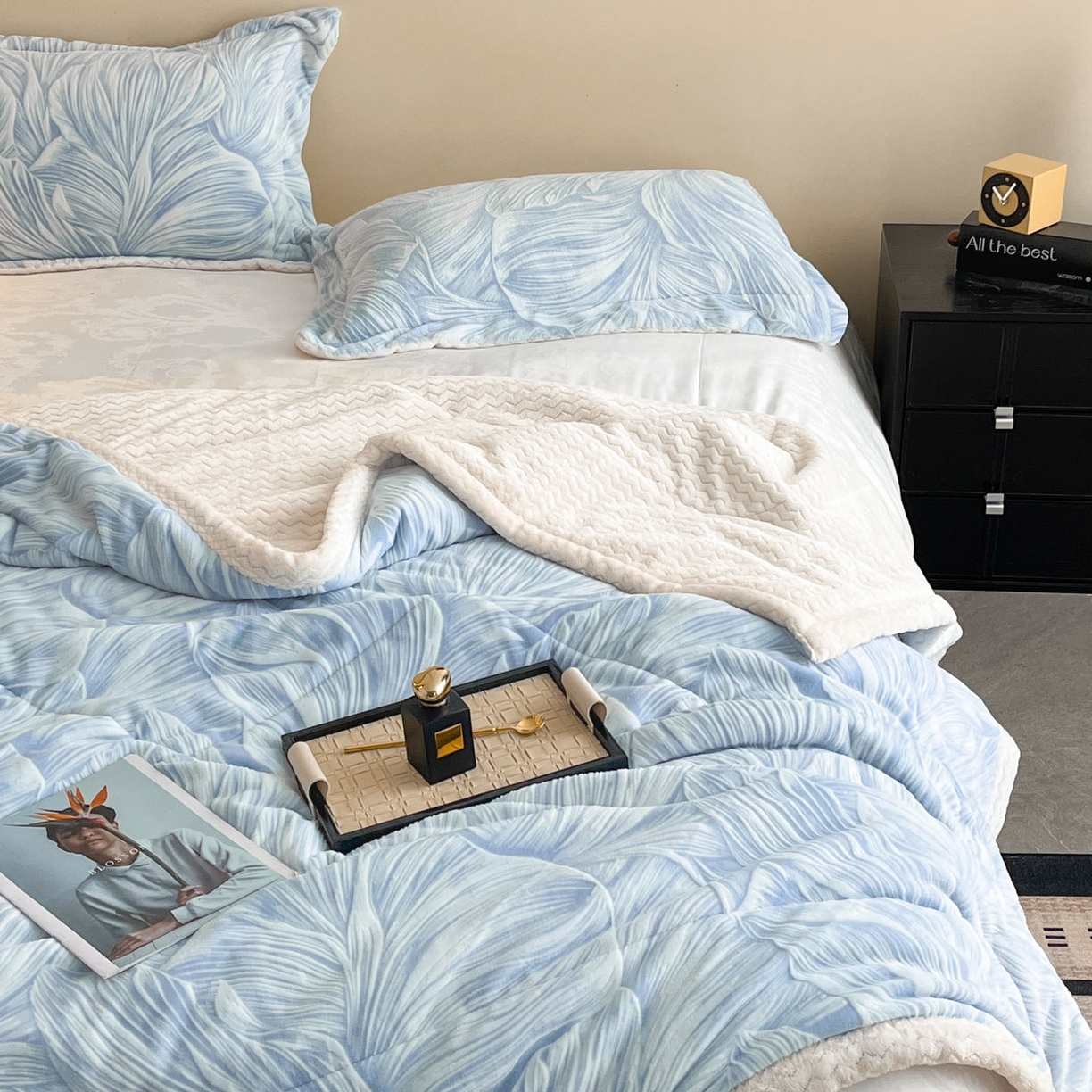 91家纺网 家纺一手货源 找家纺 宜代光年 2025新款牛奶绒立体雕花夹棉多功能毯 叶叶思语