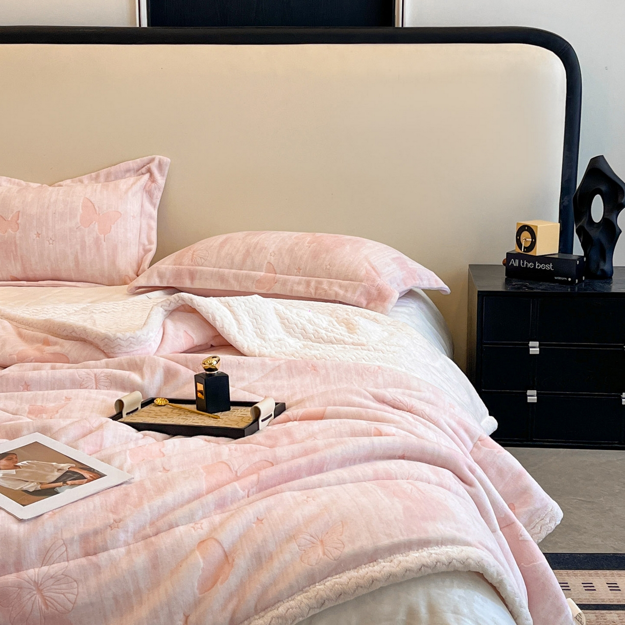 91家纺网 家纺一手货源 找家纺 宜代光年 2025新款牛奶绒立体雕花夹棉多功能毯 雾绡蝶梦