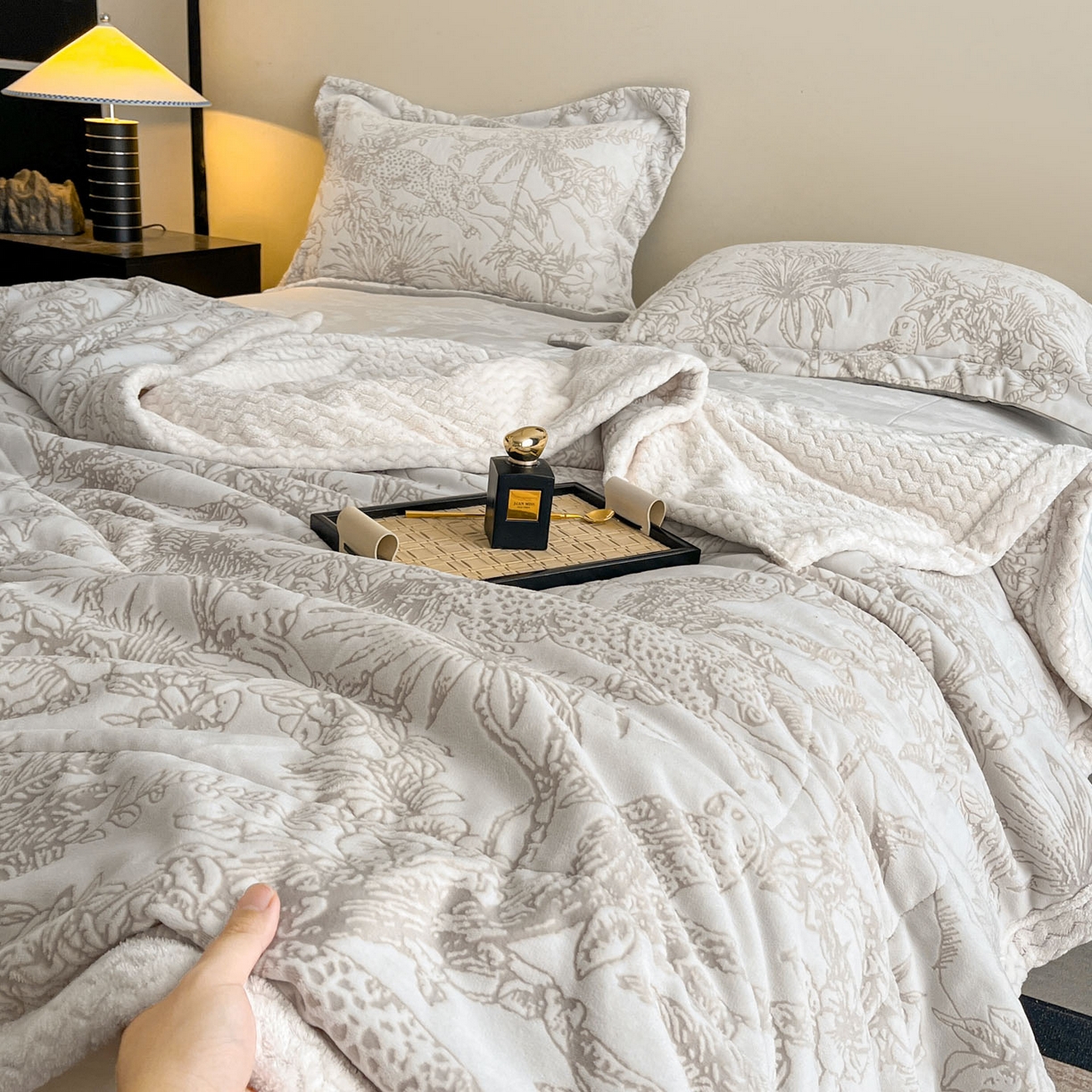 91家纺网 家纺一手货源 找家纺 宜代光年 2025新款牛奶绒立体雕花夹棉多功能毯 浅灰繁华