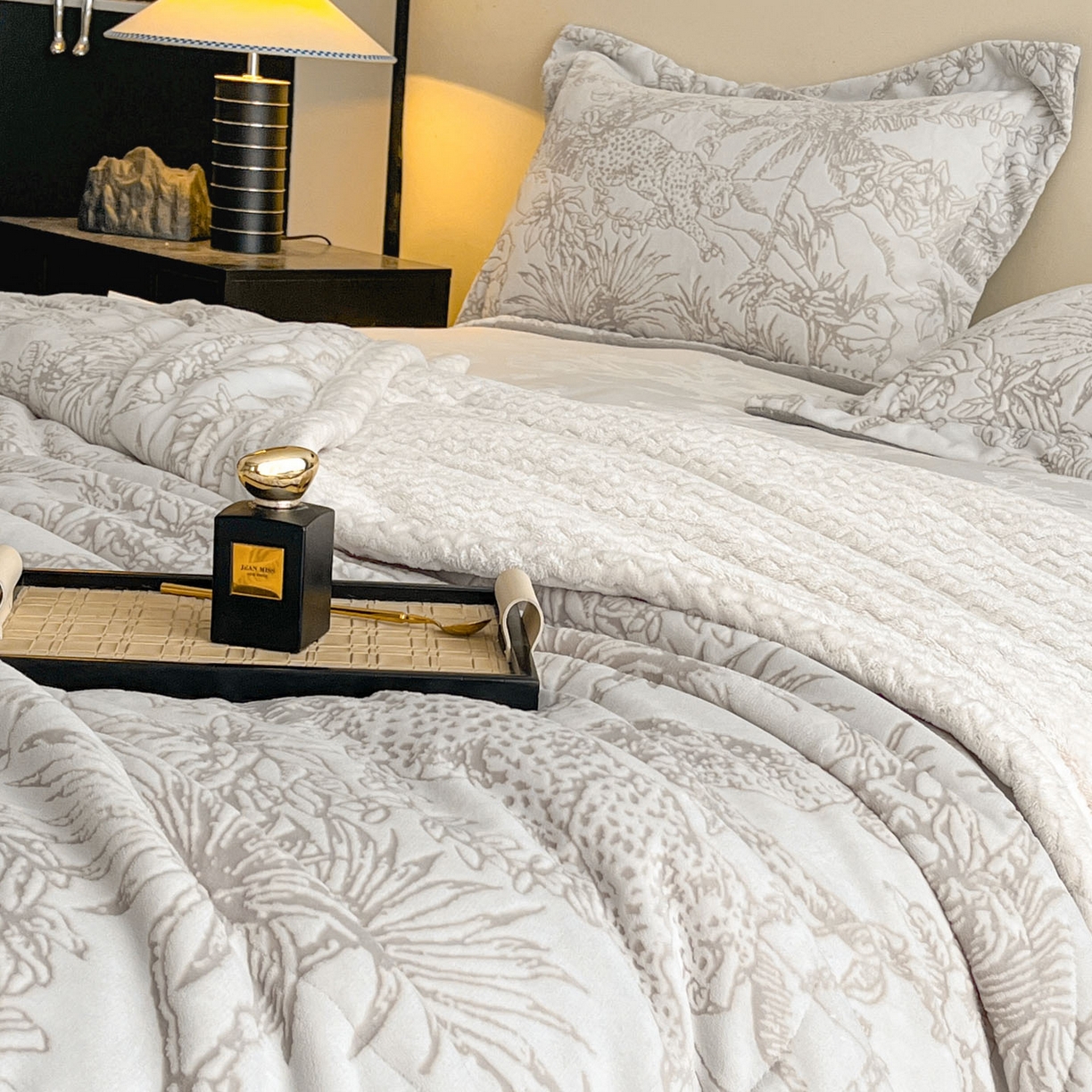 91家纺网 家纺一手货源 找家纺 宜代光年 2025新款牛奶绒立体雕花夹棉多功能毯 浅灰繁华