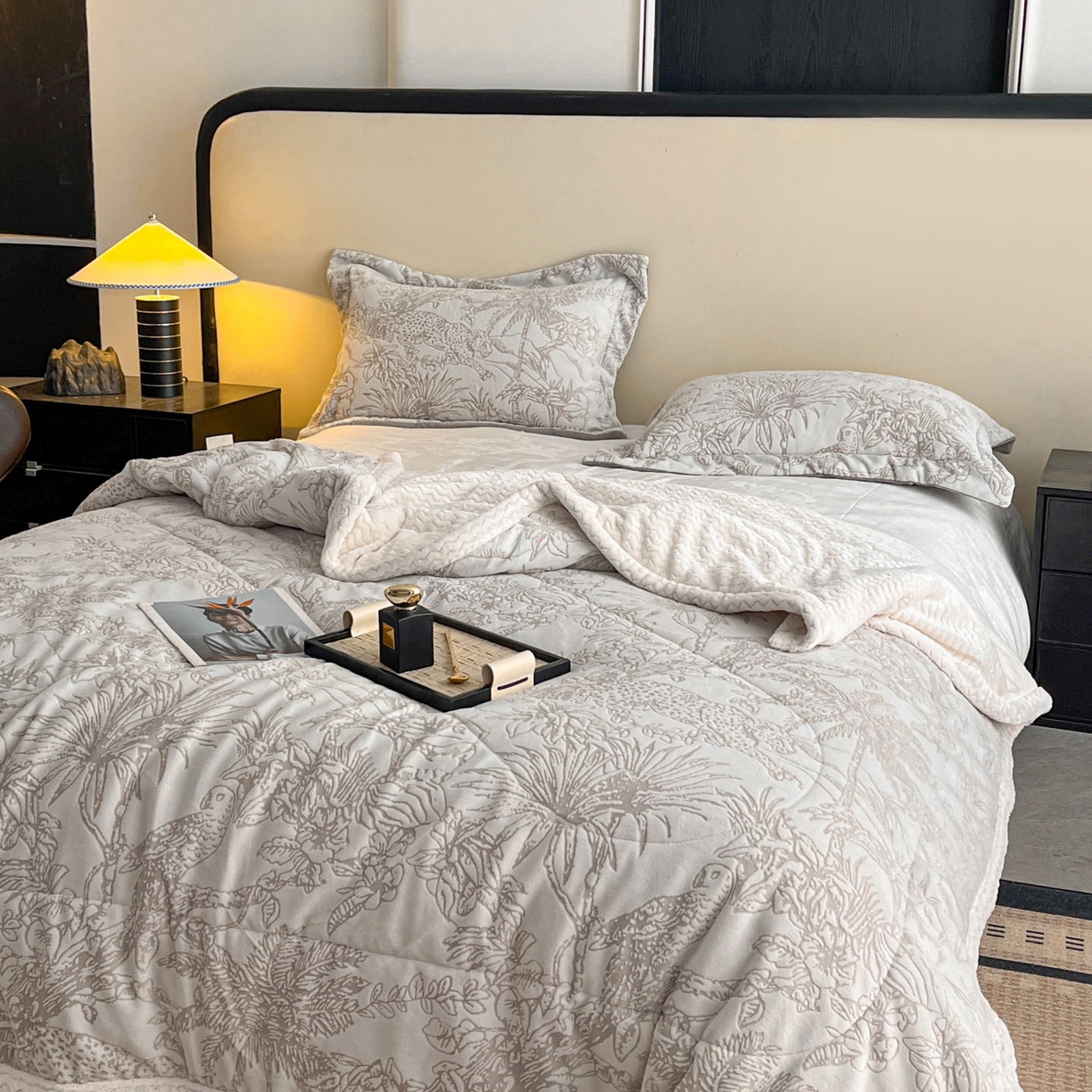 91家纺网 家纺一手货源 找家纺 宜代光年 2025新款牛奶绒立体雕花夹棉多功能毯 浅灰繁华